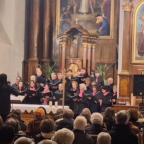 Bild enthält, Adult, Female, Person, Woman, Group Performance, Male, Man, Indoors, Music, Musician