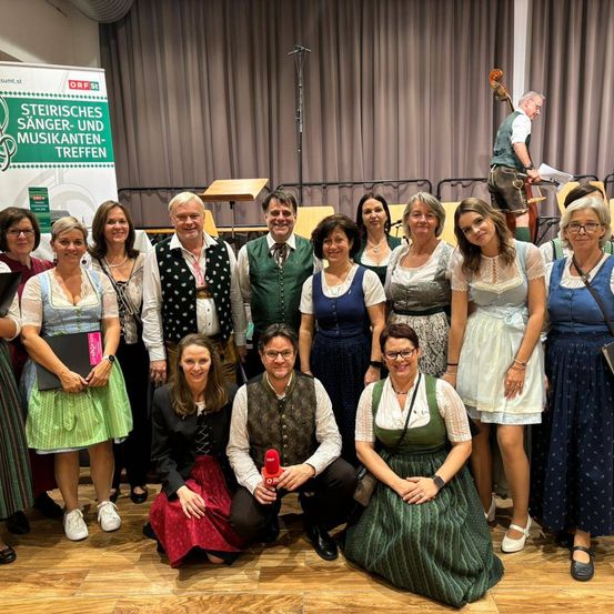 Bild enthält, Groupshot, Person, People, Adult, Female, Woman, Shorts, Bride, Skirt, Man