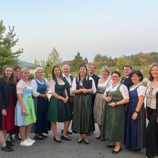 Bild enthält, Groupshot, Person, Adult, Female, Woman, Girl, Teen, Outdoors, Coat, Shoe