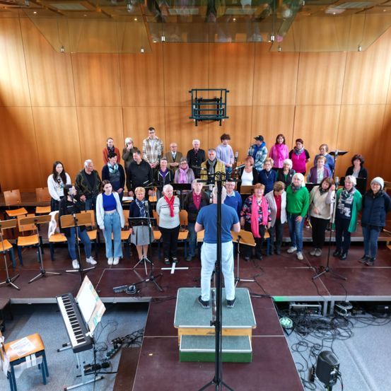 Bild enthält, Concert, Crowd, Person, People, Building, Classroom, Indoors, School, Chair, Group Performance