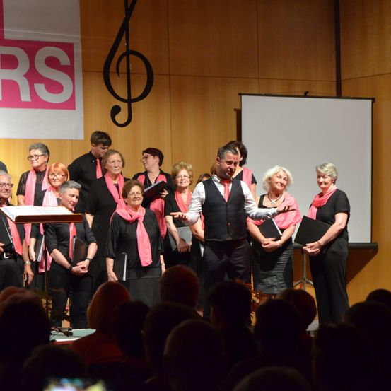 Bild enthält, People, Person, Adult, Female, Woman, Male, Man, Crowd, Stage, Seminar
