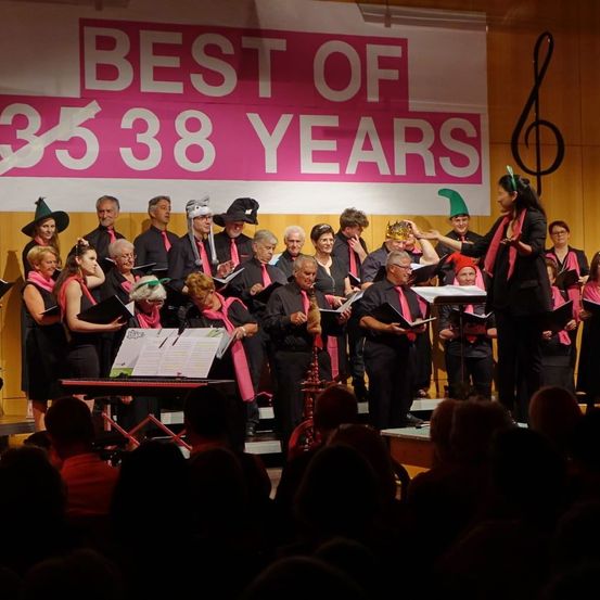 Bild enthält, Adult, Female, Person, Woman, Group Performance, College, Male, Man, Singing, Head