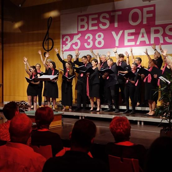 Bild enthält, Adult, Female, Person, Woman, Group Performance, Male, Man, Head, Crowd, Singing