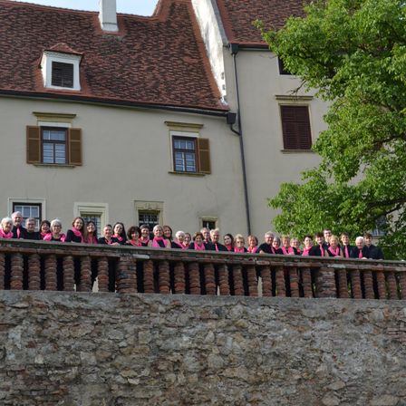 Bild enthält, Architecture, Building, House, Housing, Roof, Wall, Person, Clothing, Formal Wear, Suit