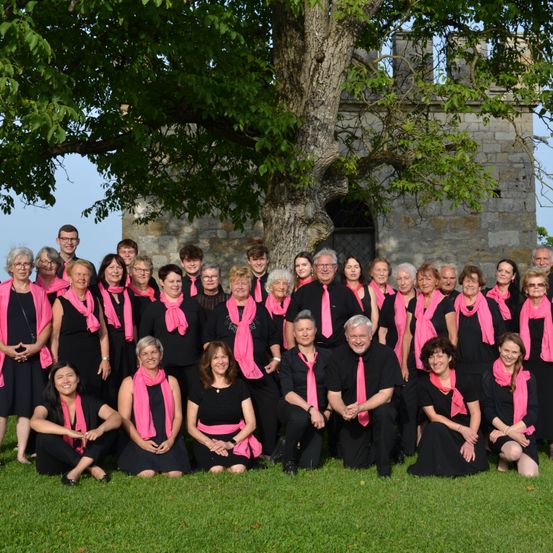 Bild enthält, People, Person, Grass, Plant, Groupshot, Tie, Graduation, Face, College, Handbag