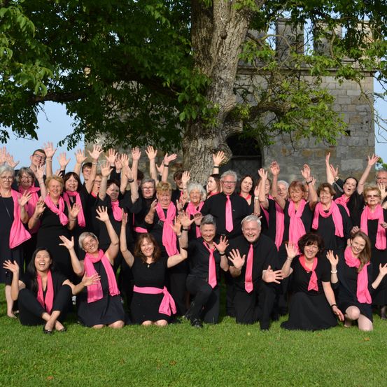 Bild enthält, People, Person, Adult, Female, Woman, Grass, Male, Man, Groupshot, Child