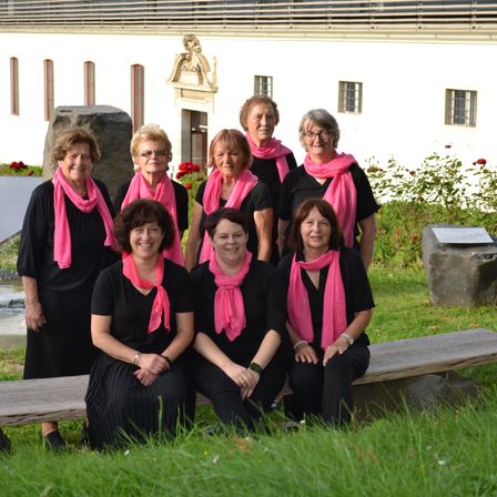 Bild enthält, People, Person, Adult, Female, Woman, Graduation, Face, Grass, Coat, Portrait