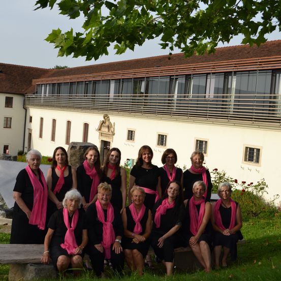 Bild enthält, People, Person, Adult, Female, Woman, College, Grass, Male, Man, Campus