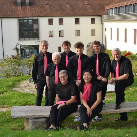 Bild enthält, People, Person, Bench, Adult, Female, Woman, College, Coat, Suit, Man