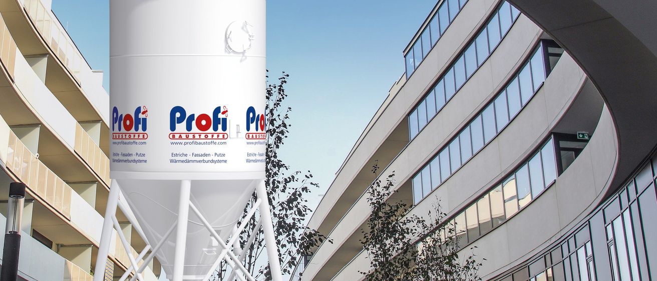 Ein hoher weißer Turm mit dem Wort Profi darauf steht neben einem modernen Gebäude mit mehreren Stockwerken und Glasfenstern.