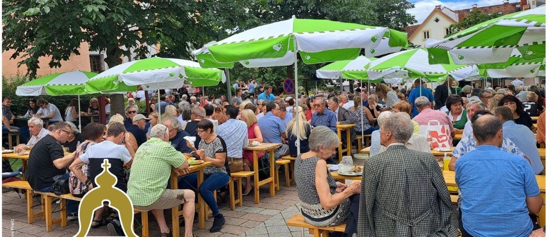 Das Bild bewirbt das Pfarrfest Gleisdorf, geplant für Sonntag, 6. Juli 2025. Es zeigt Menschen an Tischen, die Essen und Getränke genießen. Der Plakat zeigt die Details der Veranstaltung, einschließlich der Uhrzeit, Aktivitäten und einer Erwähnung des Honigverkaufs.