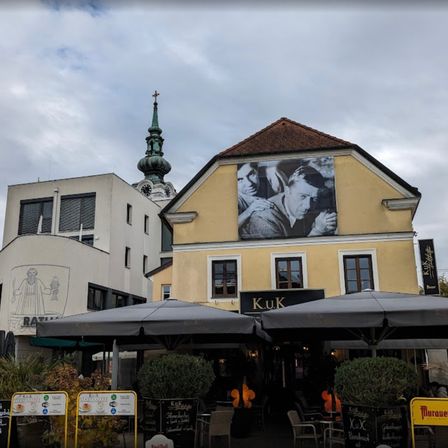 Bild enthält, Person, Urban, Architecture, Building, Neighborhood, Face, Head, Plant, Tower, Landmark