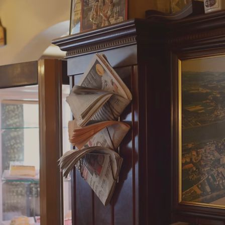 Bild enthält, Indoors, Interior Design, Furniture, Text, Bookcase, Architecture, Building