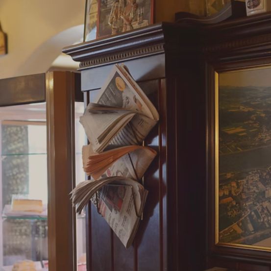 Bild enthält, Indoors, Interior Design, Furniture, Text, Bookcase, Architecture, Building