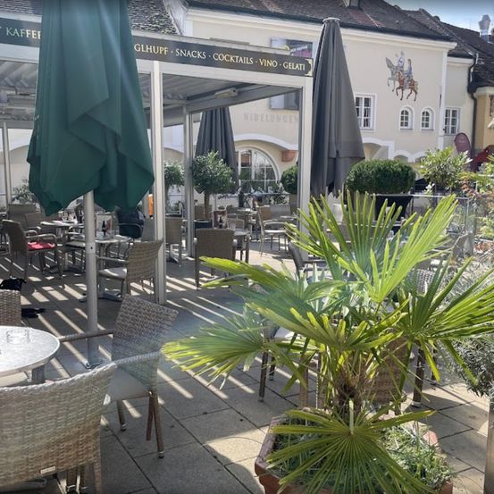 Bild enthält, Terrace, Chair, Furniture, Plant, Indoors, Lounge, Table, Restaurant, Dining Table, Cafe