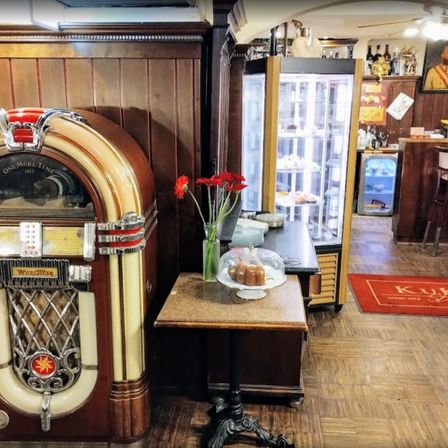 Bild enthält, Urban, Person, Indoors, Interior Design, Wood, Architecture, Building, Face, Refrigerator, Chair