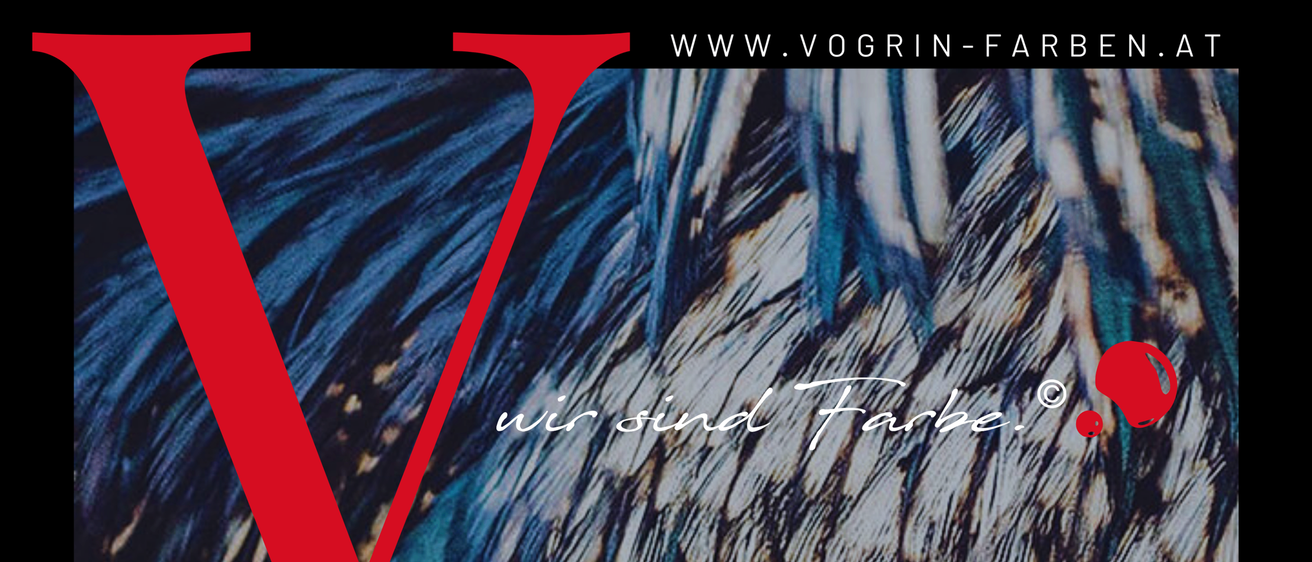 Eine Nahaufnahme eines blauen und schwarzen abstrakten Musters, das Federn ähnelt, mit dem Text 'wir sind Farbe' in Weiß geschrieben. Der Buchstabe 'V' ist prominent in Rot dargestellt.