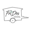 Eine Skizze eines Anhängers, beschriftet mit 'FriDos Catering', mit einem grünen Blattsymbol in der Nähe des Textes.