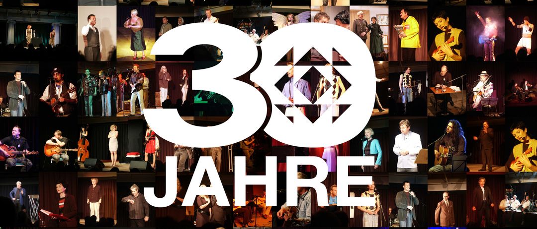 Eine Collage verschiedener Darsteller auf der Bühne, darunter Musiker und Sänger, die 30 Jahre feiern, wobei die Worte '30 Jahre' prominent angezeigt werden.