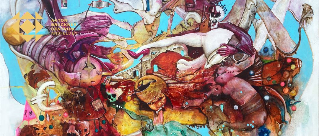 Ein lebendiges, abstraktes Gemälde mit einer Mischung aus surrealen und fantastischen Elementen, darunter ein rosa Einhorn, eine Figur mit Hörnern und ein Gebäude mit einer Treppe.