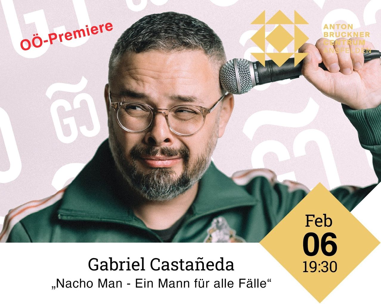 Ein Werbeplakat für eine Comedy-Veranstaltung. Ein Mann mit Brille und grüner Jacke hält ein Mikrofon. Der Plakattext lautet 'Feb 06 19:30 Gabriel Castaneda, Nacho Man - Ein Mann für alle Fälle'.