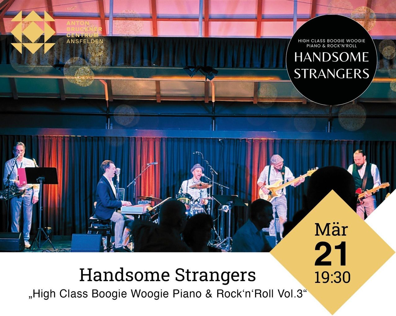 Eine Band spielt auf einer Bühne mit einem Pianisten, einem Schlagzeuger und einem Gitarristen. Der Text über ihnen lautet 'Handsome Strangers' mit Datum und Uhrzeit. Das Publikum sitzt davor.