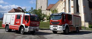 Bild enthält, Transportation, Vehicle, Truck, Architecture, Building, Clock Tower, Tower, Fire Truck, Fire Station