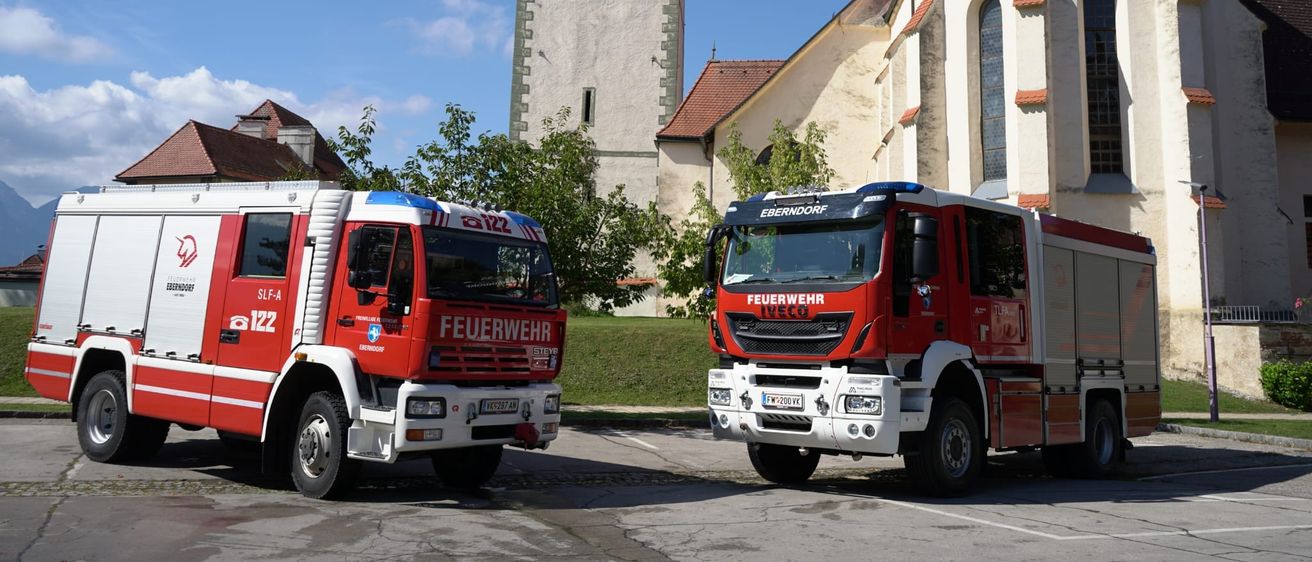 Bild enthält, Transportation, Vehicle, Truck, Architecture, Building, Clock Tower, Tower, Fire Truck, Fire Station