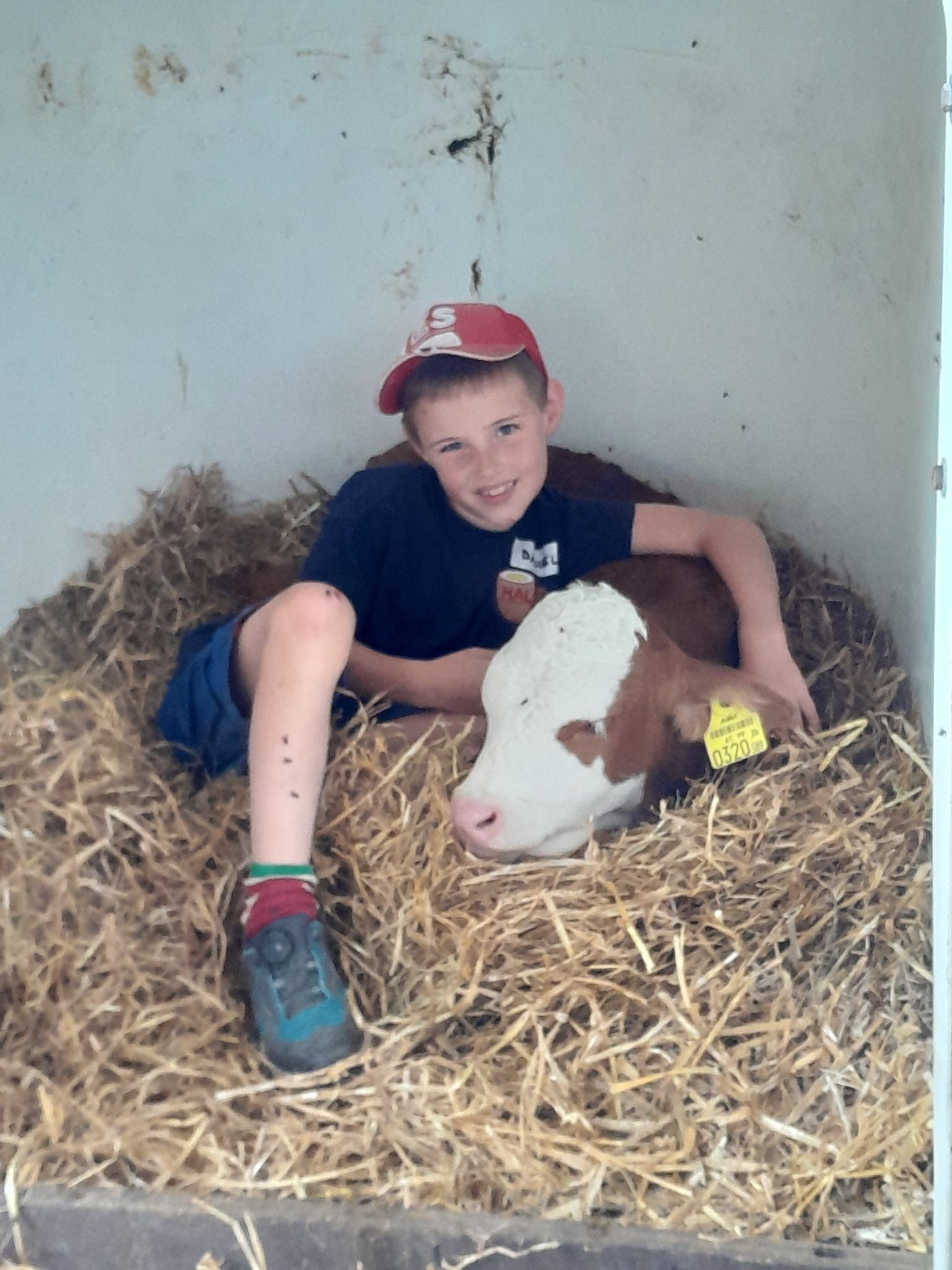 Bild enthält, Person, Photography, Portrait, Baseball Cap, Cap, Hat, Shoe, Calf, Cattle, Child