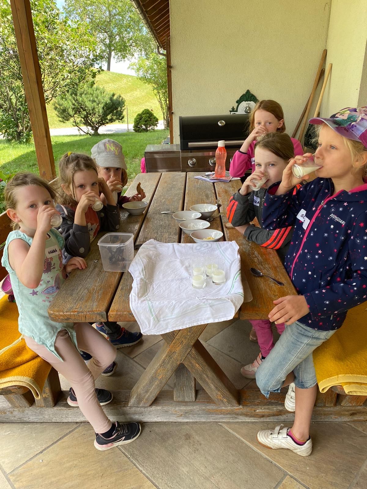 Bild enthält, Furniture, Table, Wood, Dining Table, Dining Room, Lunch, Plywood, People, Person, Child
