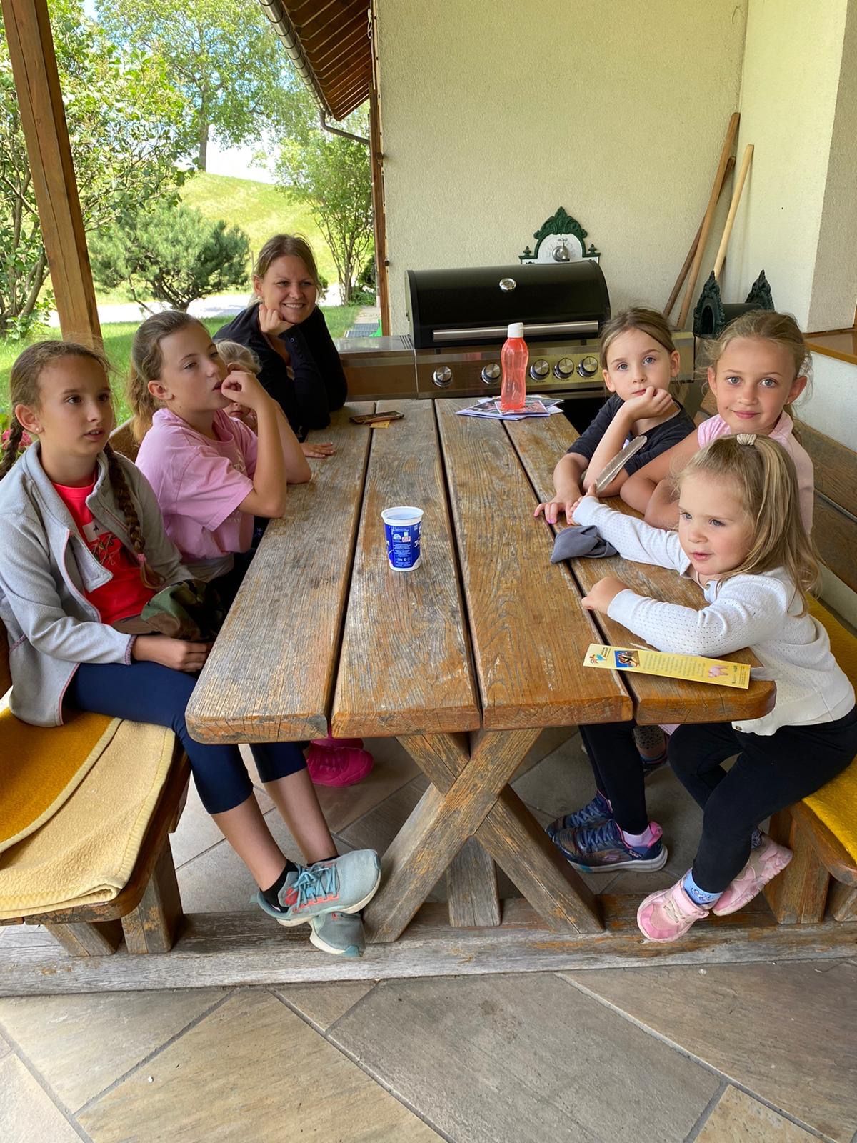 Bild enthält, Wood, People, Person, Furniture, Table, Dining Table, Plywood, Child, Female, Girl