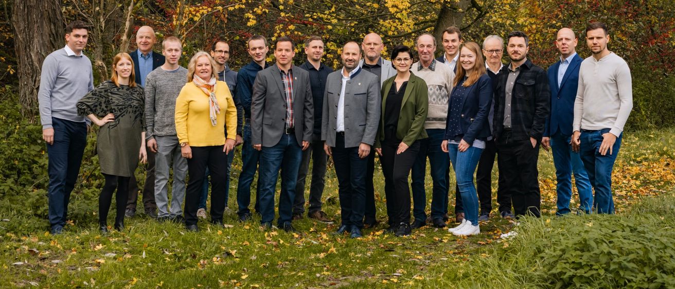 Bild enthält, Pants, Groupshot, Person, People, Coat, Vegetation, Tree, Adult, Male, Man