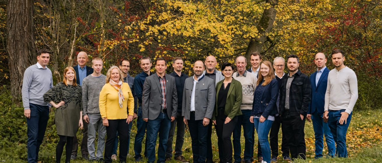 Bild enthält, Pants, Groupshot, Person, People, Coat, Vegetation, Tree, Adult, Male, Man