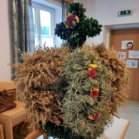 Bild enthält, Plant, Person, Christmas, Christmas Decorations, Festival, Flower, Wood, Accessories, Bag, Handbag
