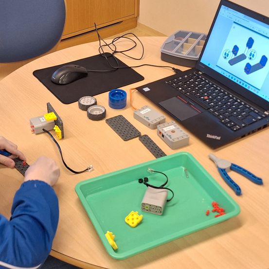 Bild enthält, Table, Laptop, Desk, Toy, Boy, Child, Male, Person, Adapter, Mouse