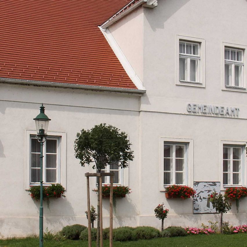 Bild enthält, Grass, Plant, House, Housing, Villa, Lawn, Hotel, Person, Tree, Lamp