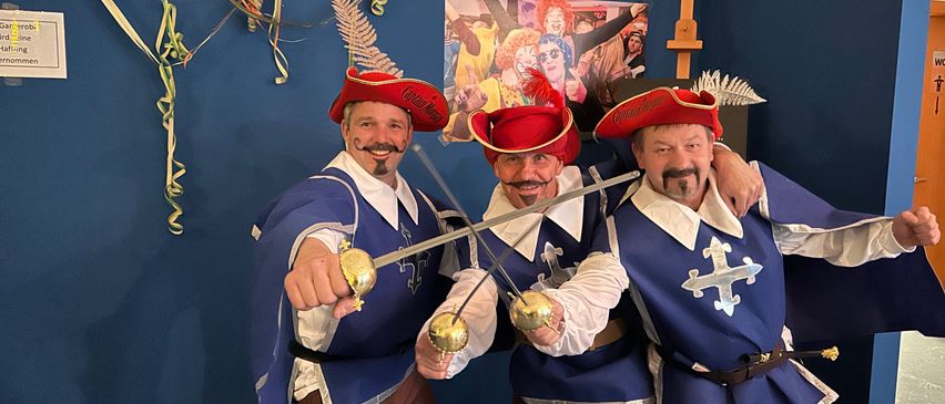 Bild enthält, Sword, Weapon, Adult, Male, Man, Person, Face, Head