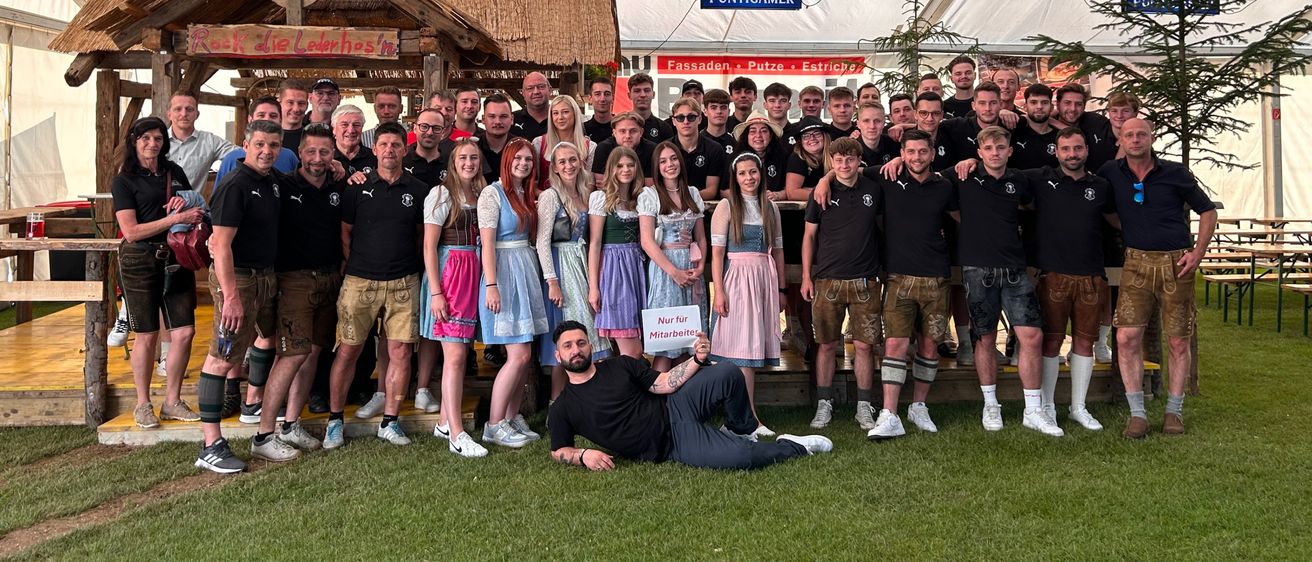 Bild enthält, Shelter, People, Person, Shorts, Grass, Portrait, Tree, Adult, Male, Man