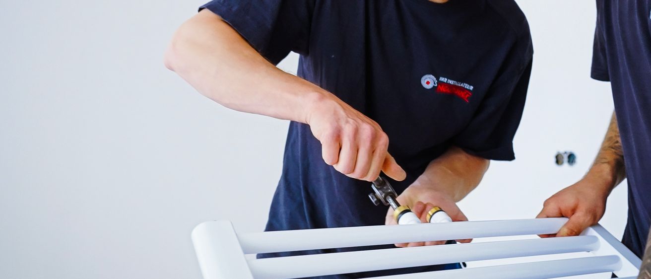 Bild enthält, Adult, Male, Man, Person, Clothing, Hat, Skin, Tattoo, Face, Head