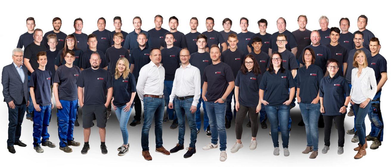 Bild enthält, People, Person, Groupshot, Pants, Jeans, Team, Shoe, Shorts, Suit, Face