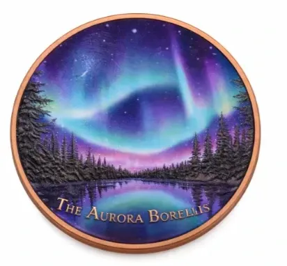 Ein rundes Kunstwerk mit einer schimmernden Polarlicht über einem See und Bäumen. Der Text 'Die Aurora Borealis' ist prominent angezeigt.