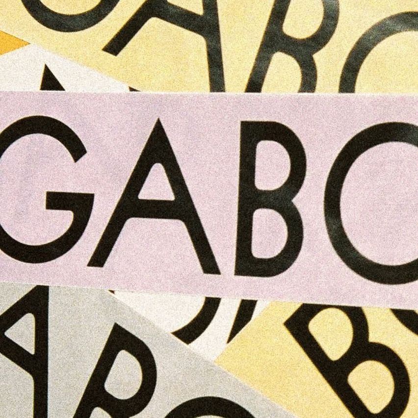 Ein farbenfroher Hintergrund mit den Buchstaben A, B und C in verschiedenen Farben und Schriften. Der Buchstabe G ist prominent in Schwarz dargestellt.