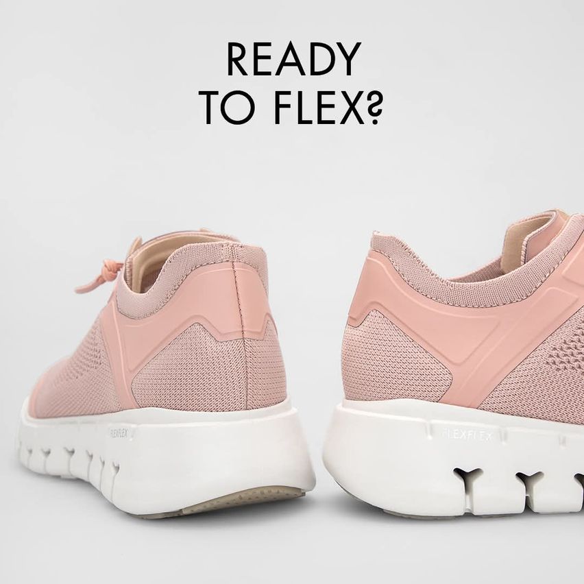 Ein Paar rosa und weiße Sneaker mit weißer Sohle und der Aufschrift 'READY TO FLEX?' darüber.
