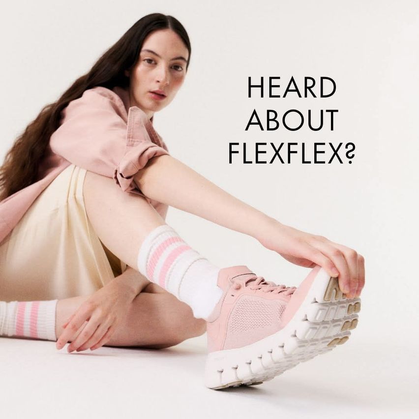 Eine Frau sitzt auf dem Boden und schnürt ihre Schuhe. Sie trägt eine rosa Jacke, einen Rock und rosa-weiße Socken. Der Text darüber lautet 'Gehört über Flexflex?'.