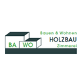 Das Logo von Holzbau Zimmerei zeigt ein stilisiertes Gebäude mit den Worten 'Bauen & Wohnen' darüber und 'Holzbau Zimmerei' darunter.