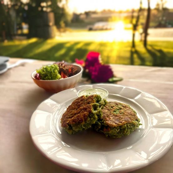 Bild enthält, Plate, Food, Fritters, Cutlet