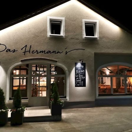 Bild enthält, Door, Plant, Potted Plant, Building, Housing, Hotel, Lighting, House, Indoors, Blackboard