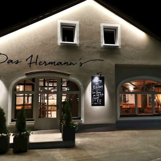 Bild enthält, Door, Plant, Potted Plant, Building, Housing, Hotel, Lighting, House, Indoors, Blackboard