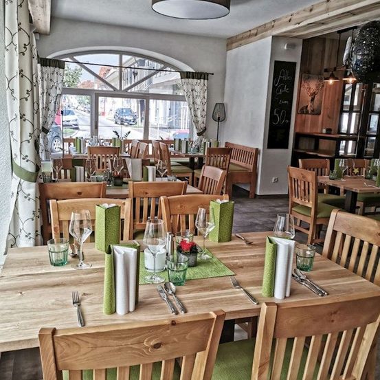 Bild enthält, Table, Dining Room, Dining Table, Indoors, Tabletop, Restaurant, Wood, Fork, Interior Design, Car