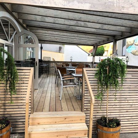 Bild enthält, Interior Design, Wood, Hardwood, Stained Wood, Porch, Plant, Deck, Outdoors, Wood Panels